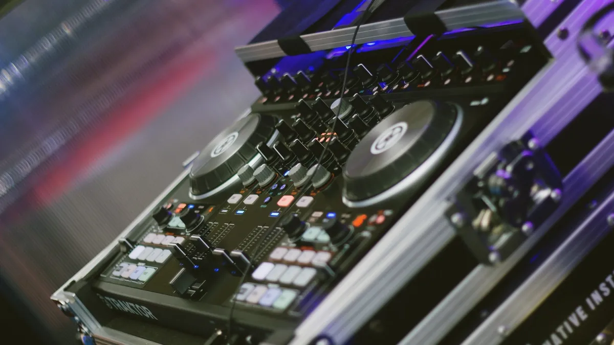 Noite do Vinil — DJs e Discos